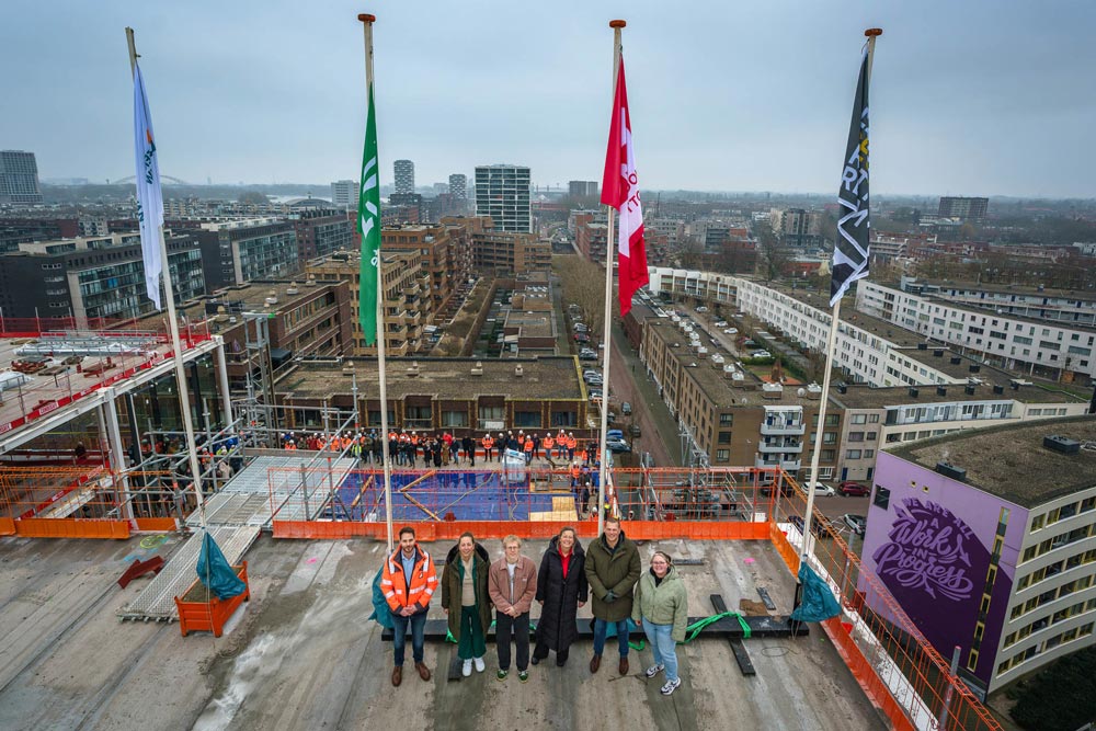 De verschillende bouwpartijen, vertegenwoordiging van opdrachtgevers en toekomstige gebruikers kwamen samen om deze bijzondere mijlpaal te vieren. De sfeer was feestelijk en de trots duidelijk voelbaar.