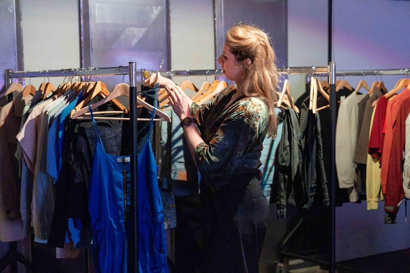 Grasduinen in een kledingrek