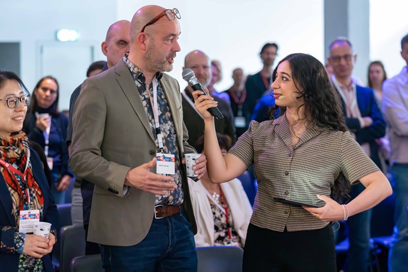 Hajar Yagkoubi in gesprek met deelnemer