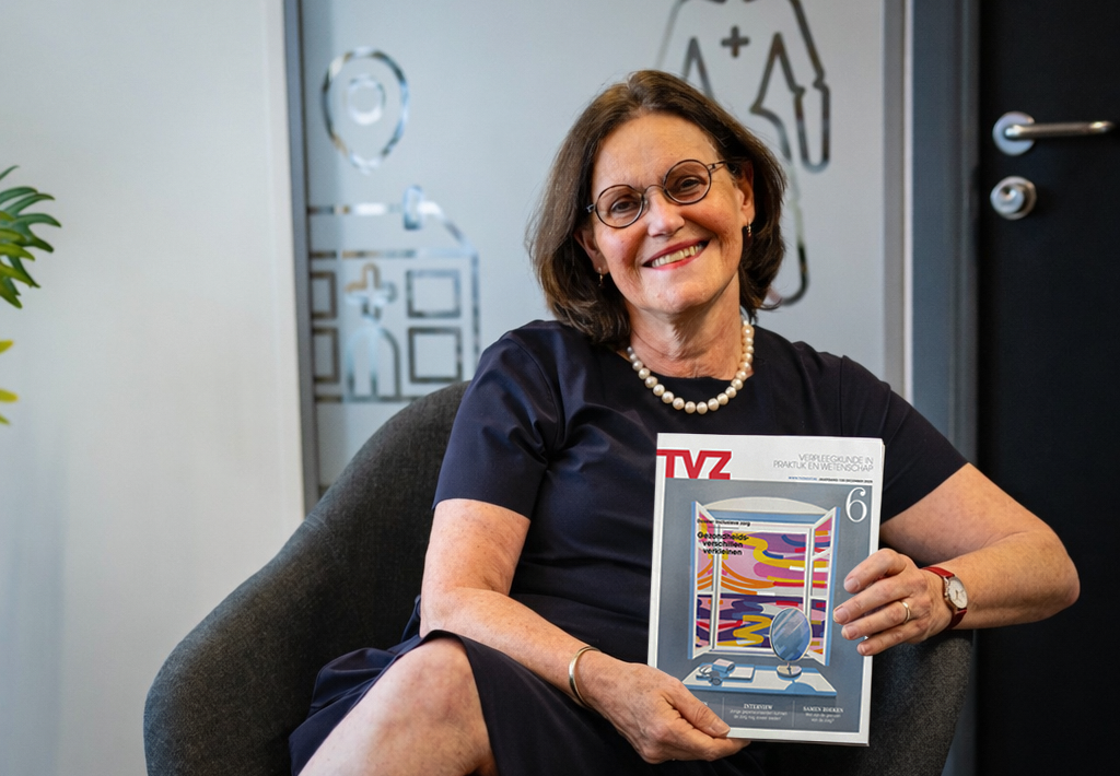 lector anneloes van staa met tijdschrift TVZ