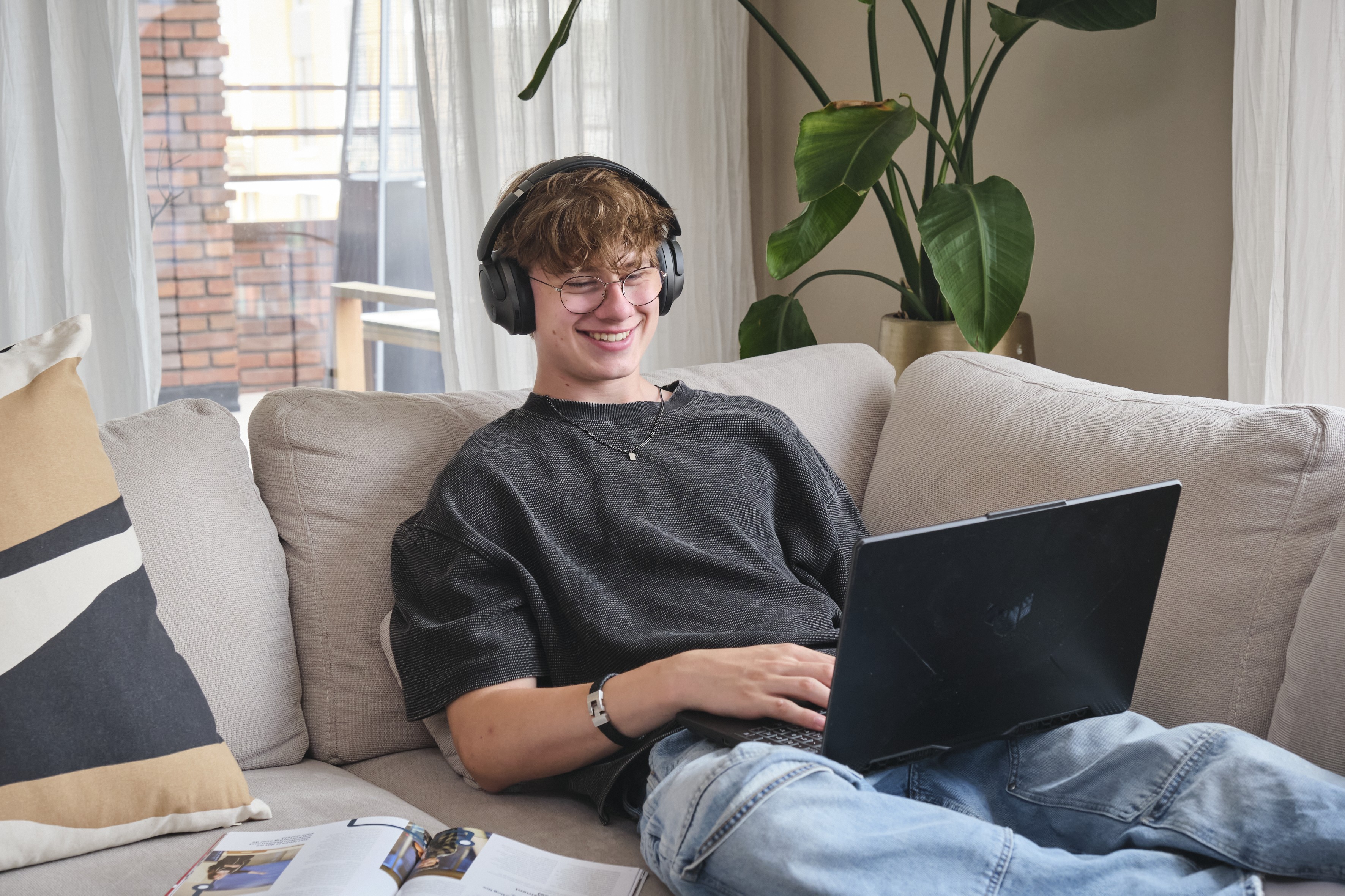 Student achter laptop