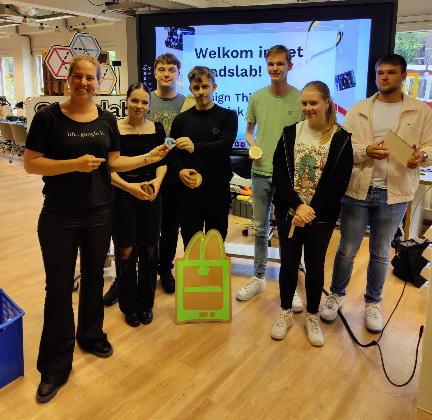 Manon Mostert reikt eerste Edubagdes uit aan mbo-studenten.