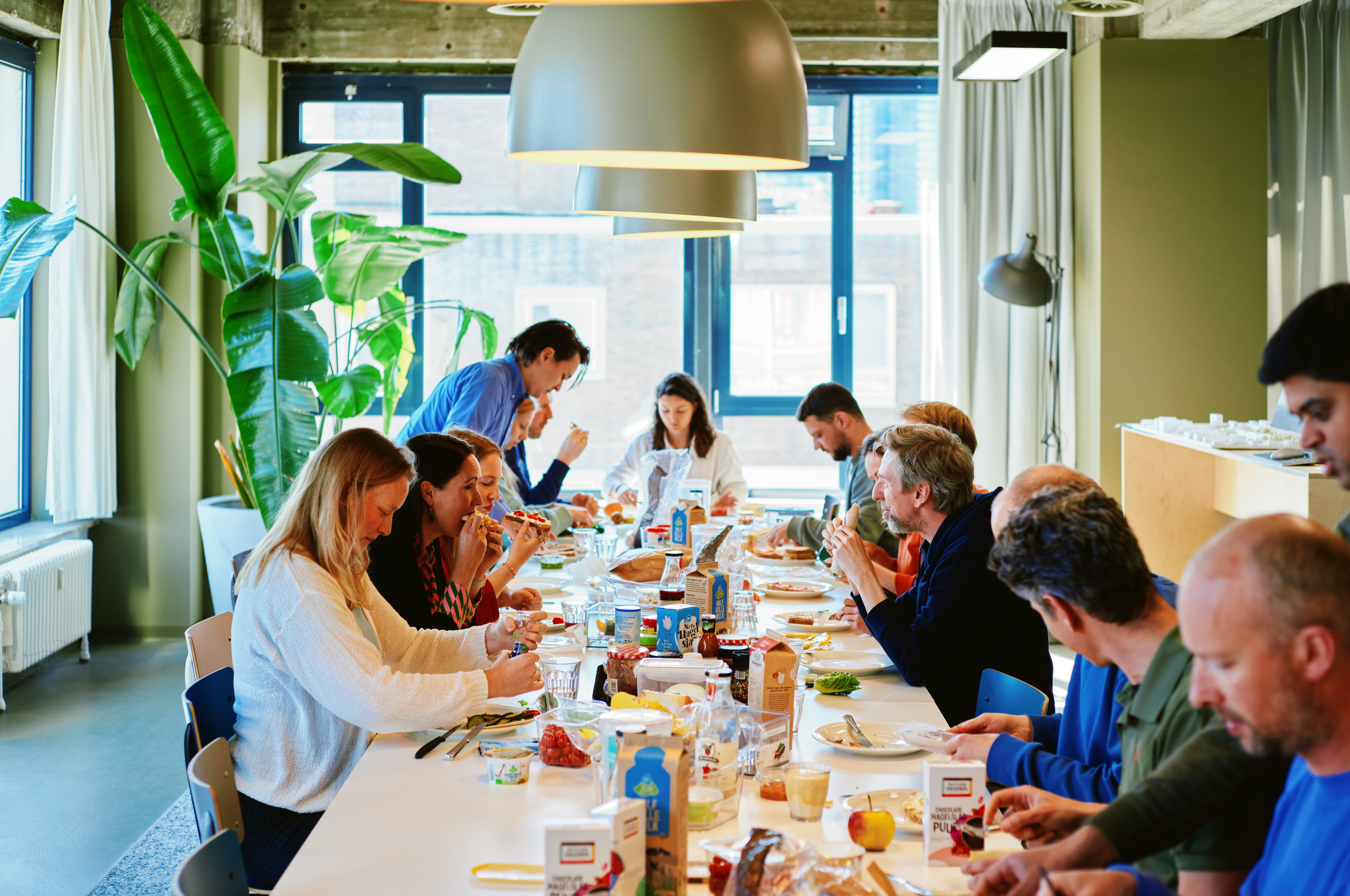 Mensen aan lunchtafel