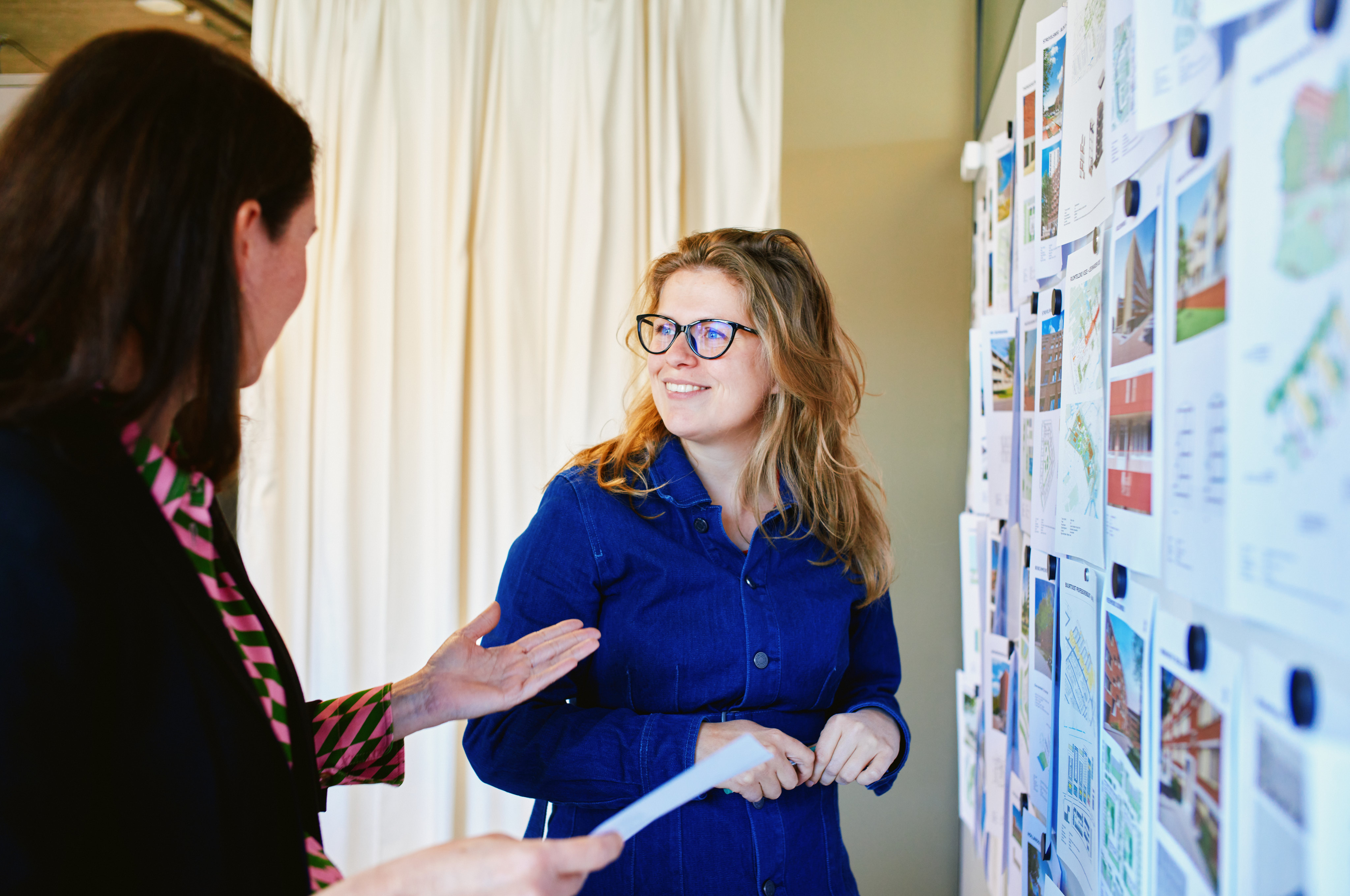 student in gesprek op stage