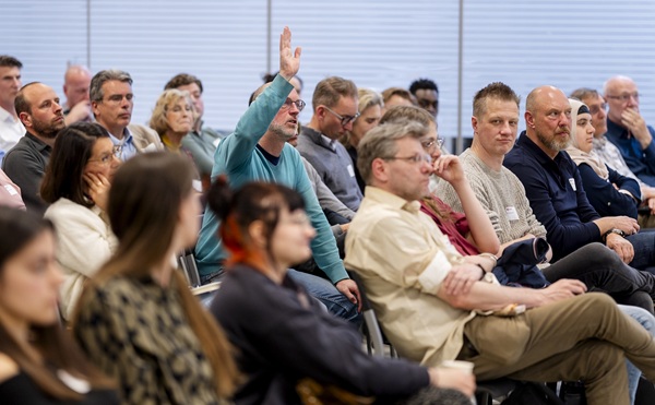Publiek bij de druk bezochte opening