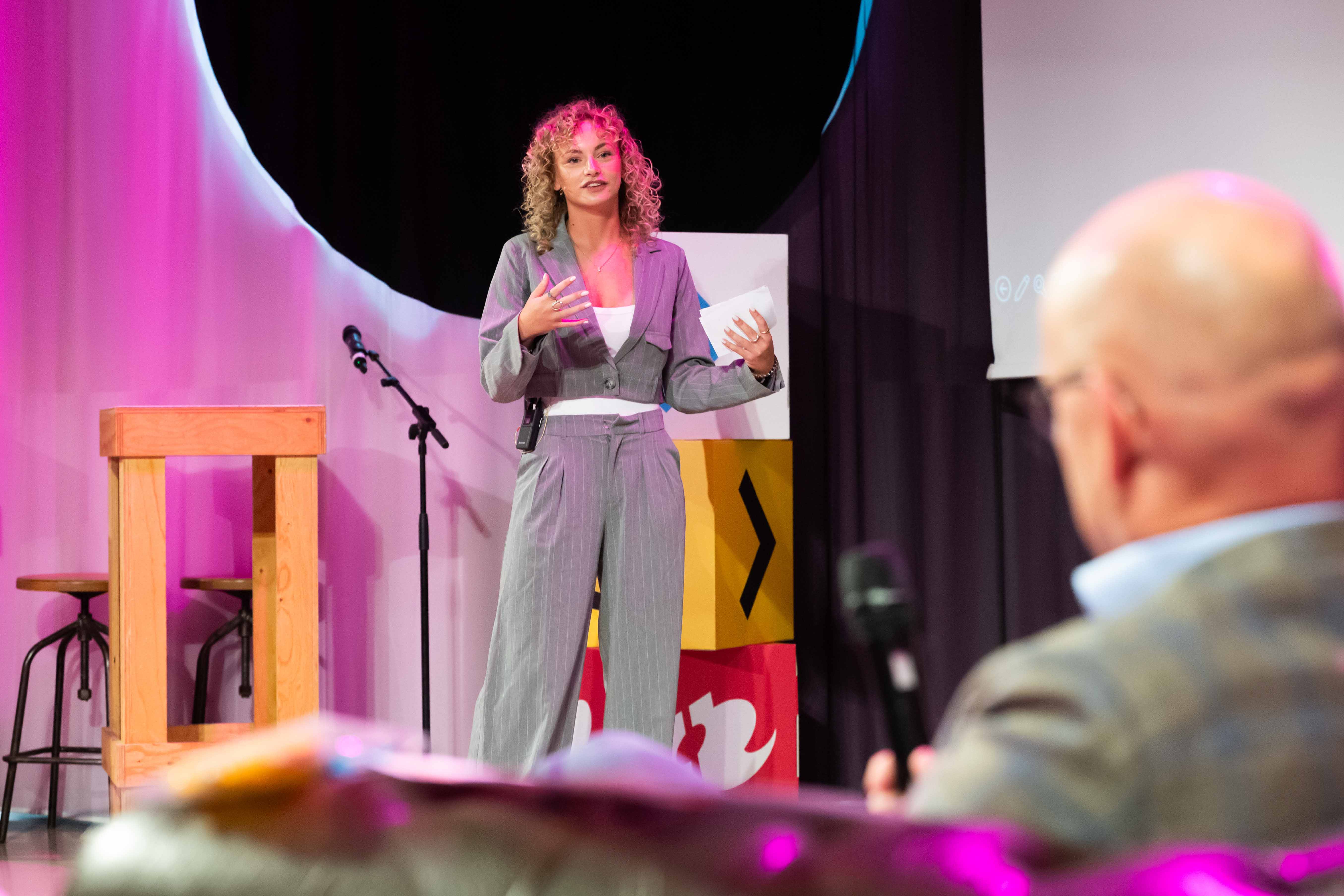 Tess geeft haar pitch aan de Frontrunners