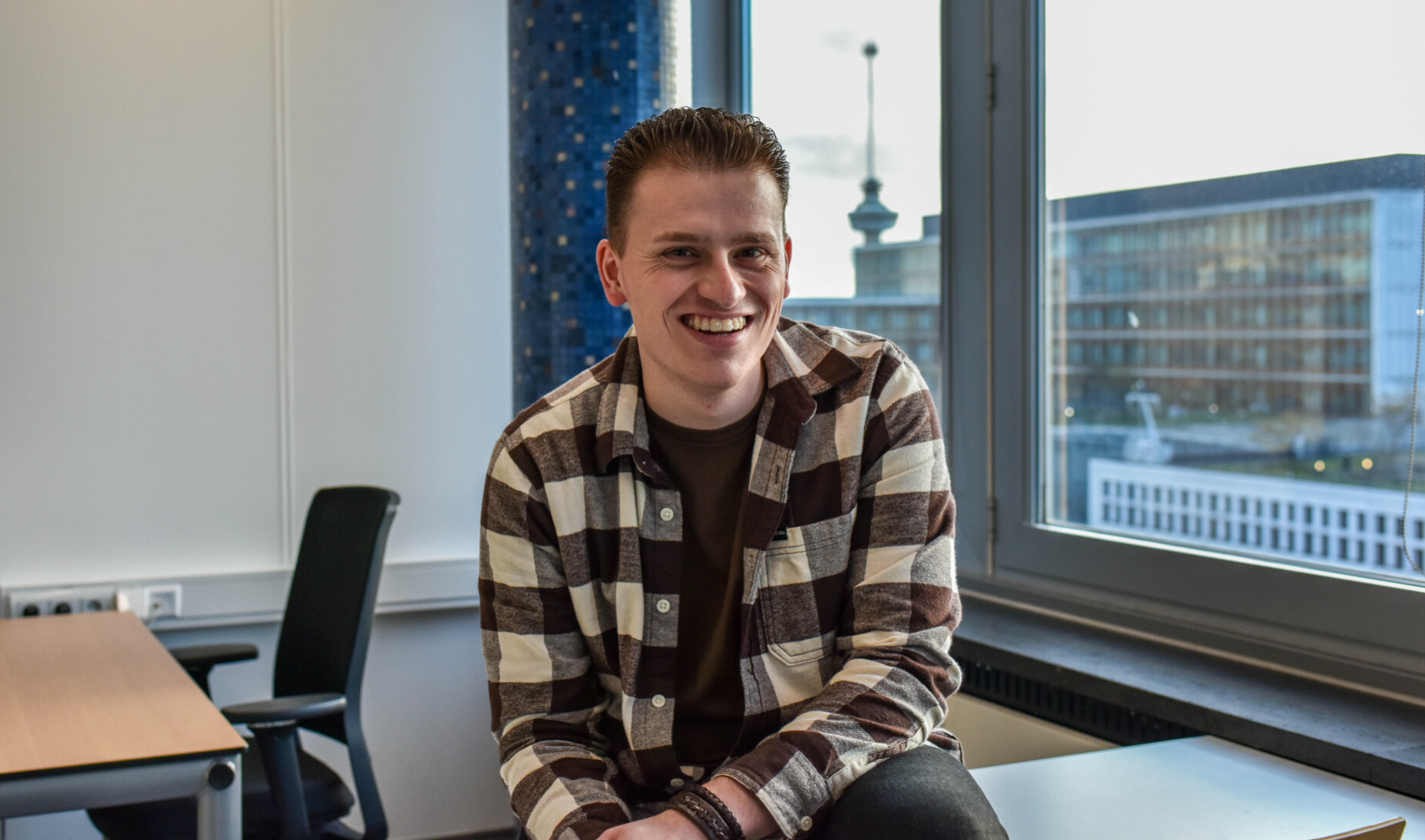Portret Jesper Los met uitzicht op de Euromast