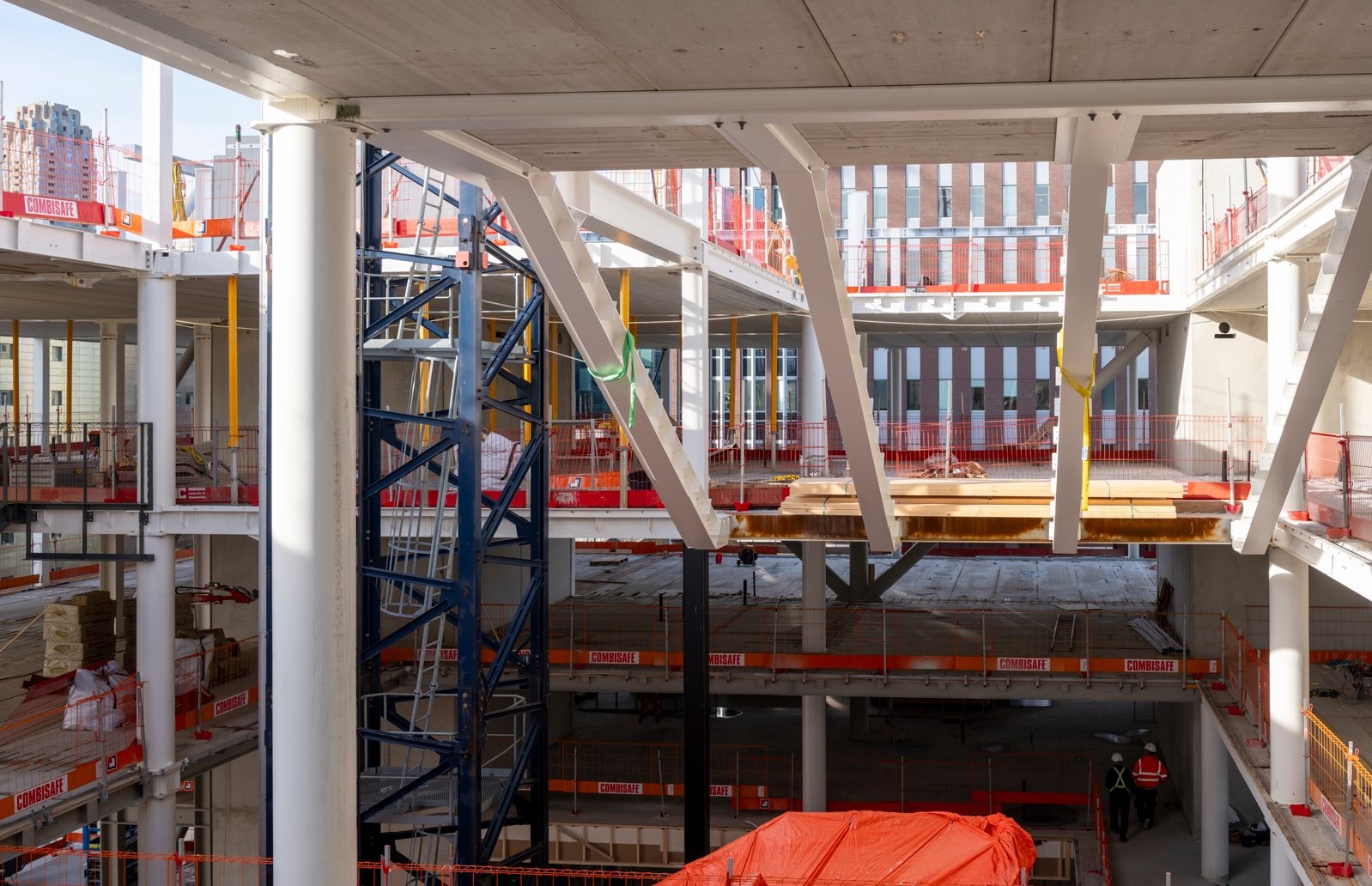 Bouwfase bijna hoogste punt foto 4