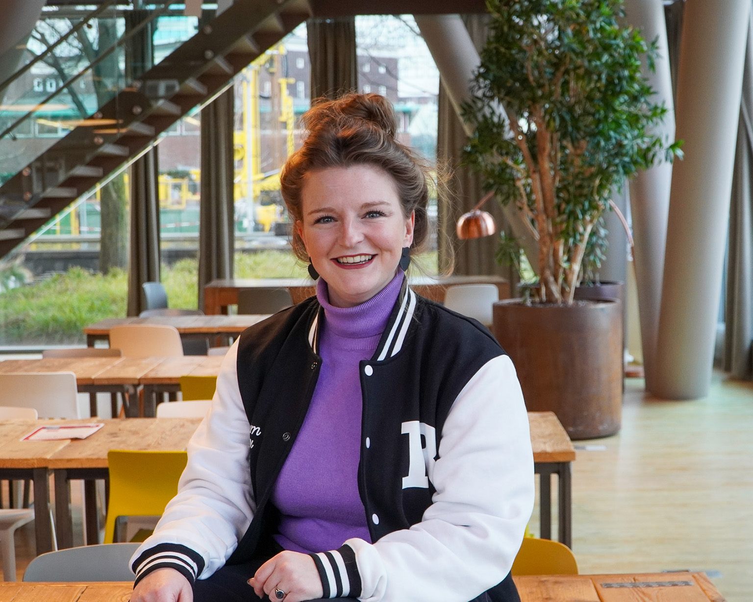 Docent Nicolette in het RAcaf&eacute; op Museumpark