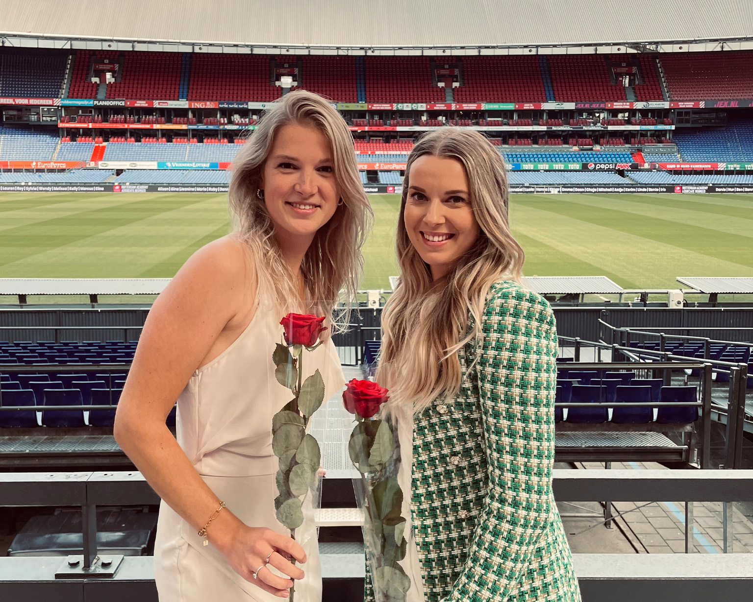 Sanne met haar klasgenoot tijdens de diploma-uitreiking in de Kuip. 