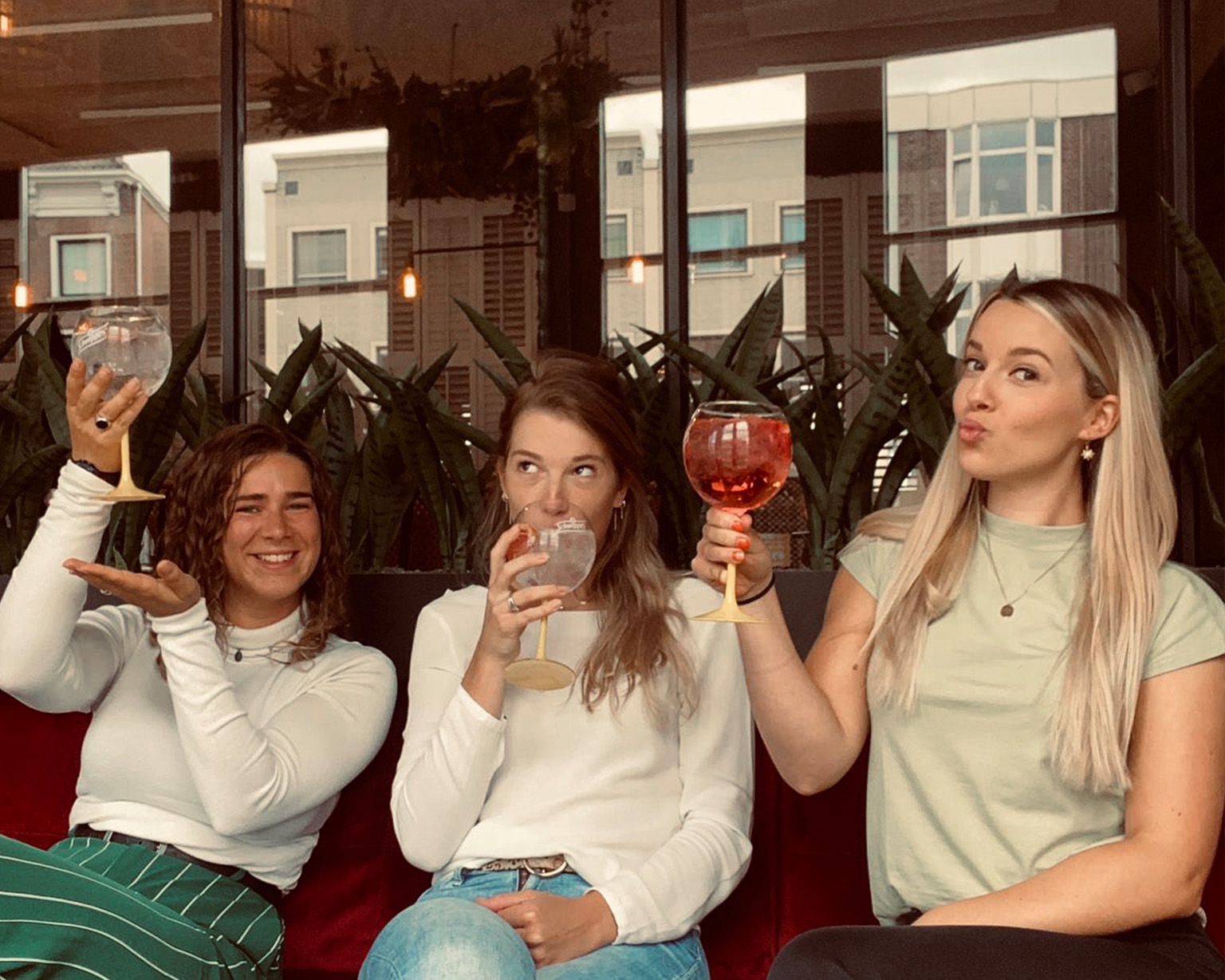 Sanne met haar klasgenoten gezellig op het terras tijdens haar opleiding. 