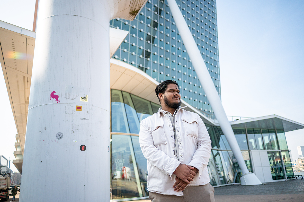 Nilesh voor het iconische gebouw van KPN in Rotterdam