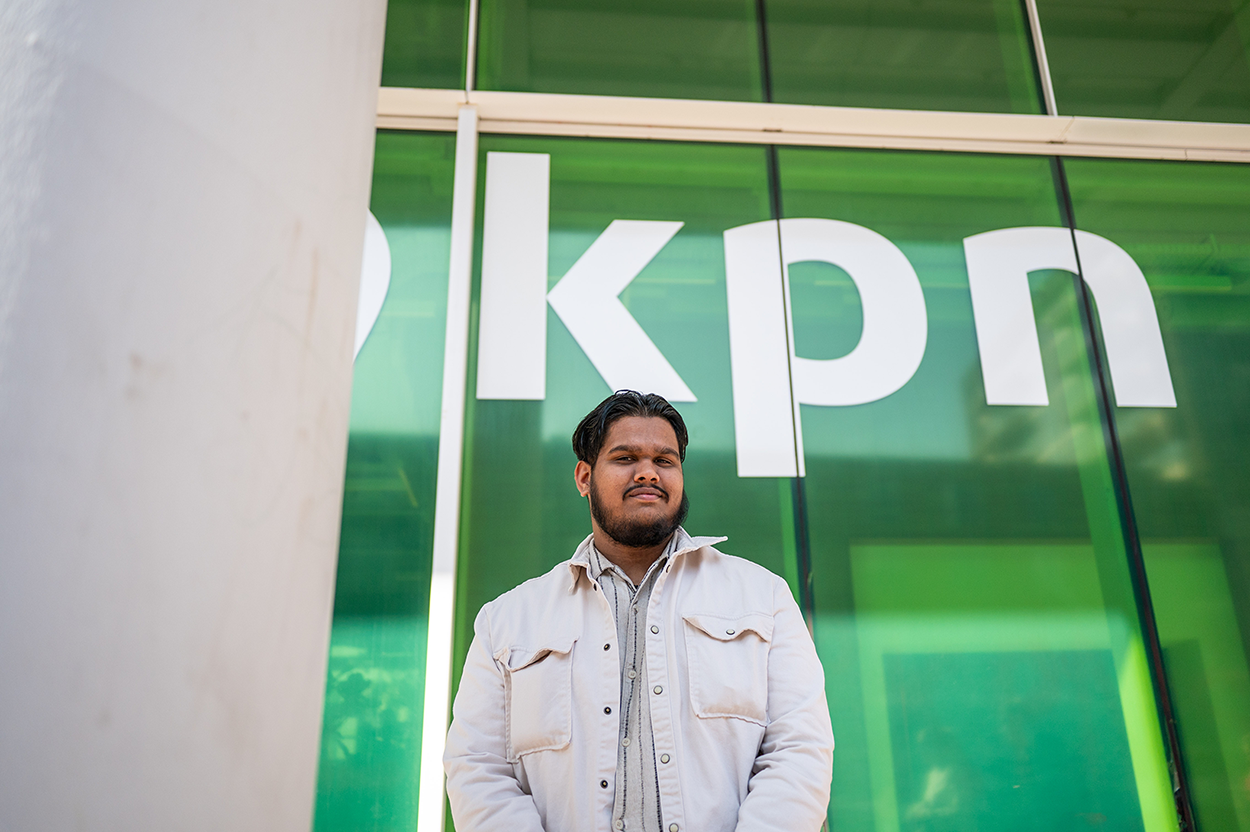 Nilesh voor het hoofdkantoor van KPN waar hij werkt als DevOps Engineer