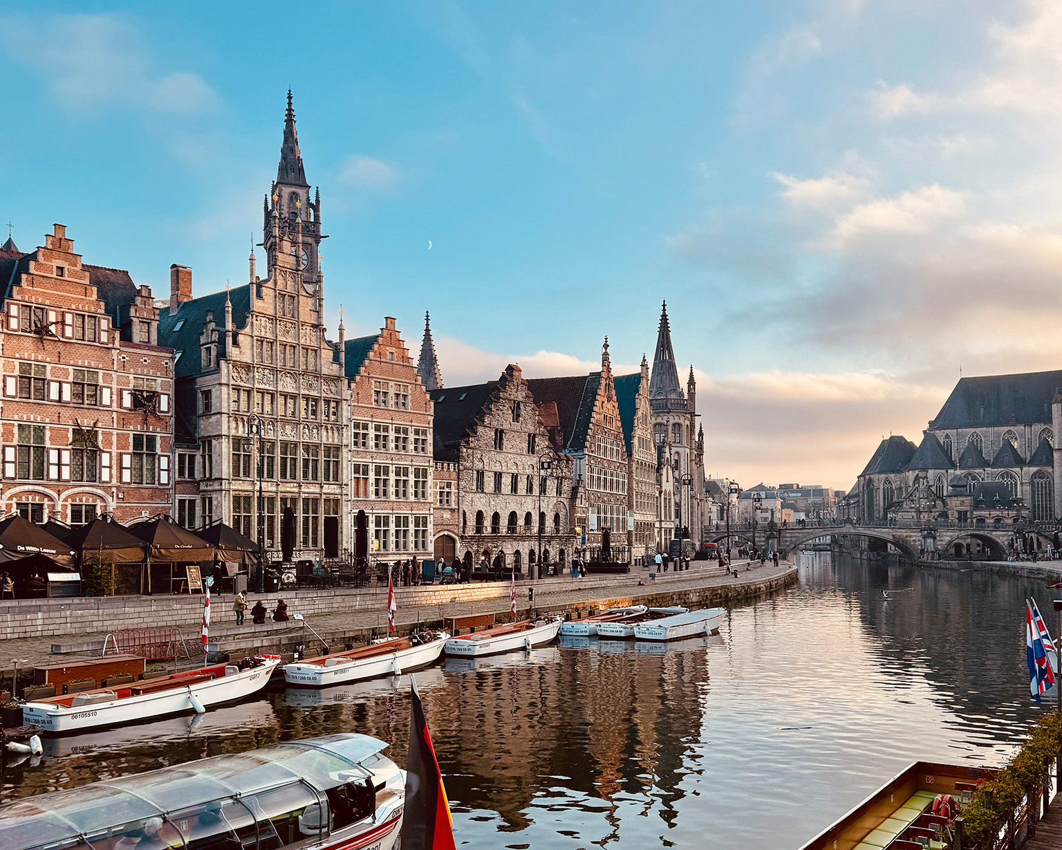 Een foto van Gent waar je het stadsbeeld goed kunt zien.