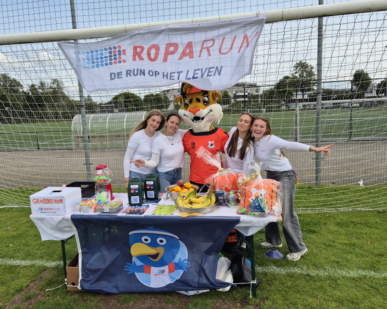Groepje studenten bij hun evenement in Katwijk voor de Roparun.