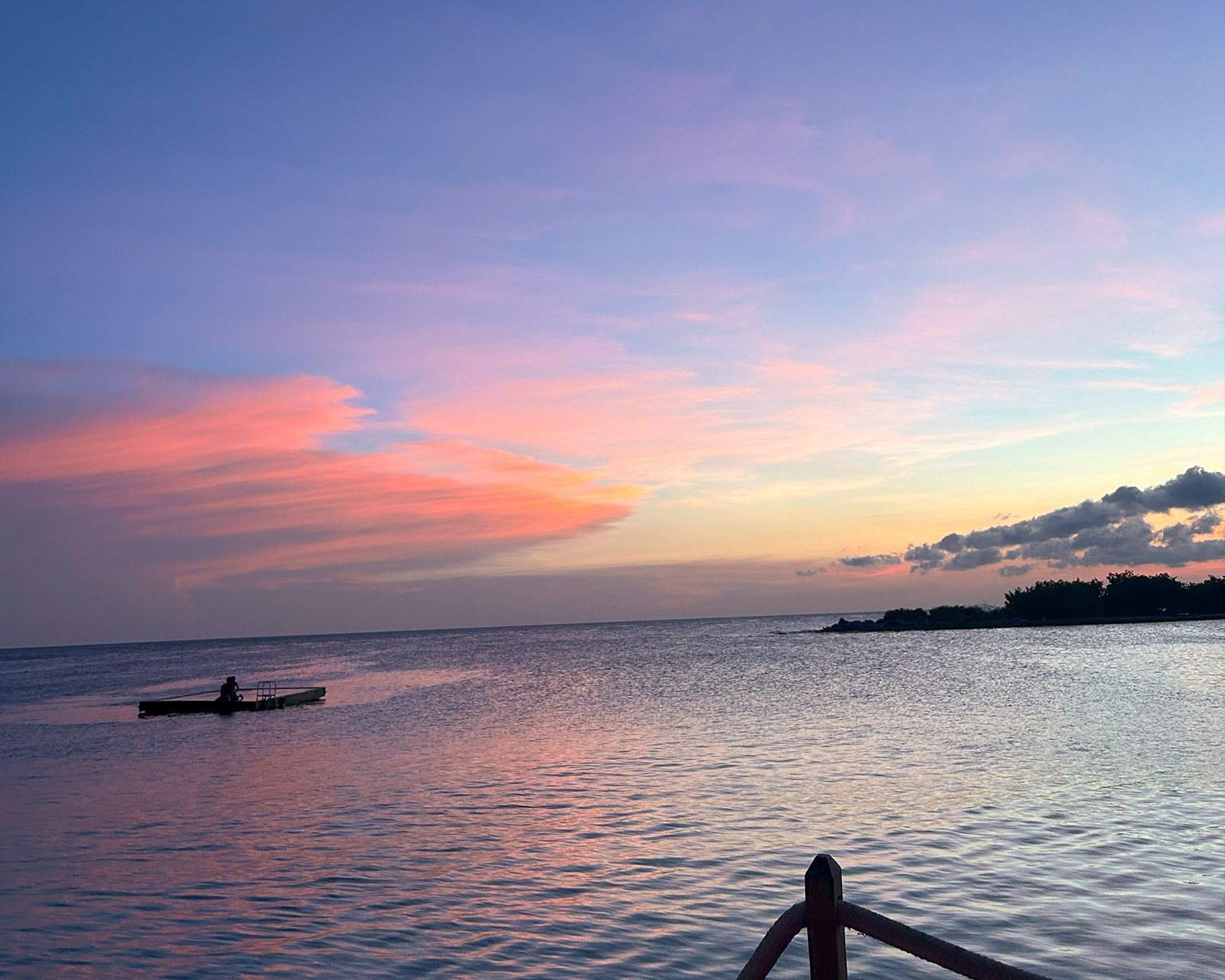 Demi op een mooie plek in Curaçao met zonsondergang.