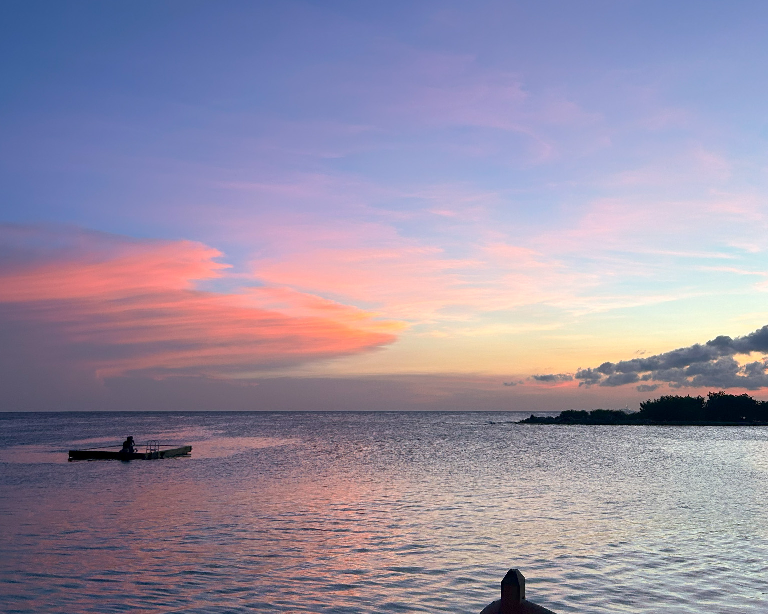 Demi op een mooie plek in Curaçao met zonsondergang.