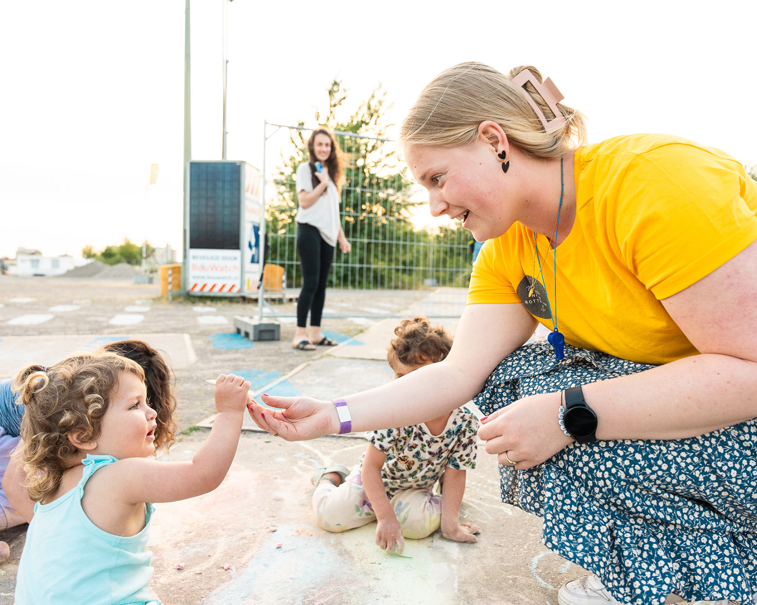 Femke met een klein kindje in contact