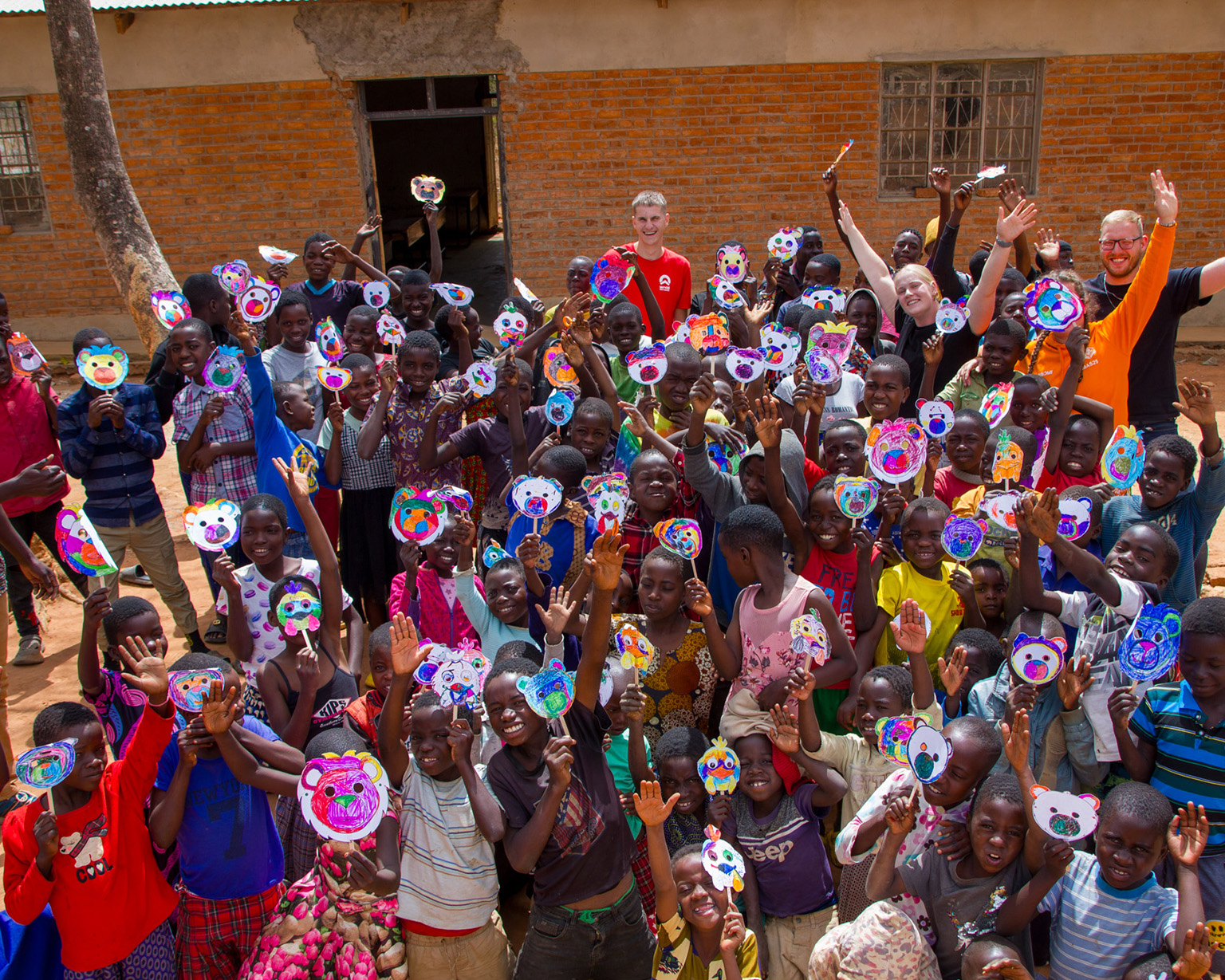 Femke bij haar vrijwilligersreis naar Malawi met kinderen met een zelfgemaakt masker.