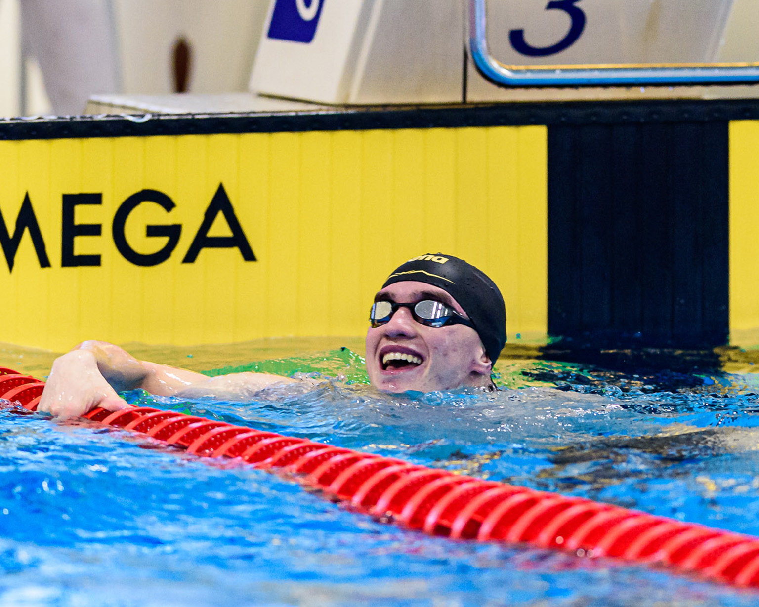 Joshua in het zwembad bij het nationale wedstrijdzwemmen.