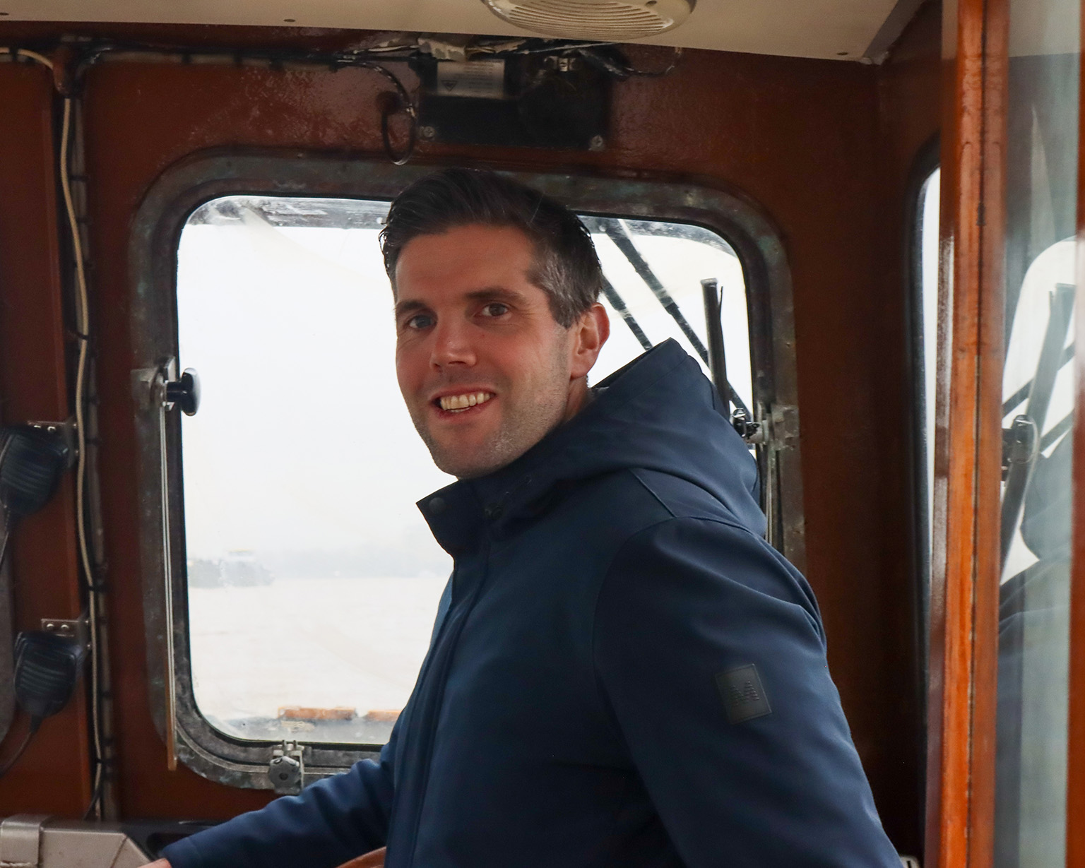 Leon op een boot van de roeiers in Rotterdam