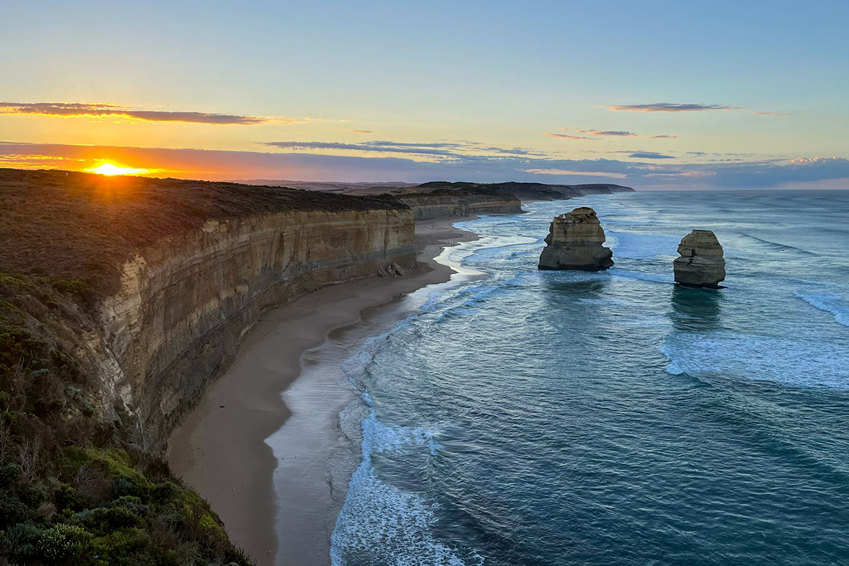 Ondergaande zon boven een van de baaien langs de Great Ocean Road