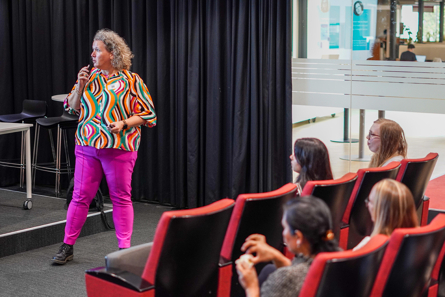 Docent Ingrid van der Velden presenteert aan de aanwezige vrouwelijke IT-studenten