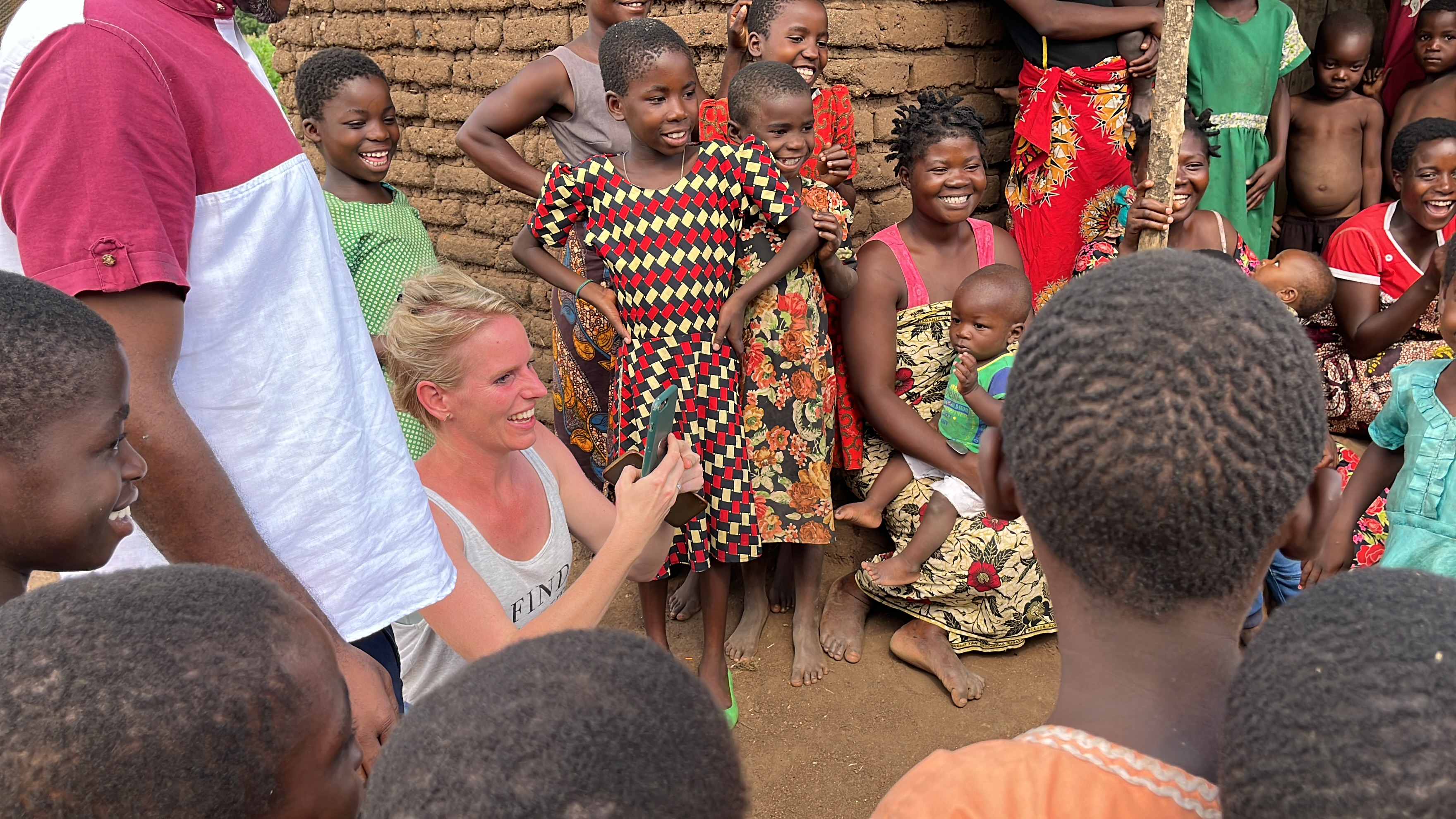 Ren&eacute;e de Vink filmt met haar telefoon moeders en kinderen in Malawi