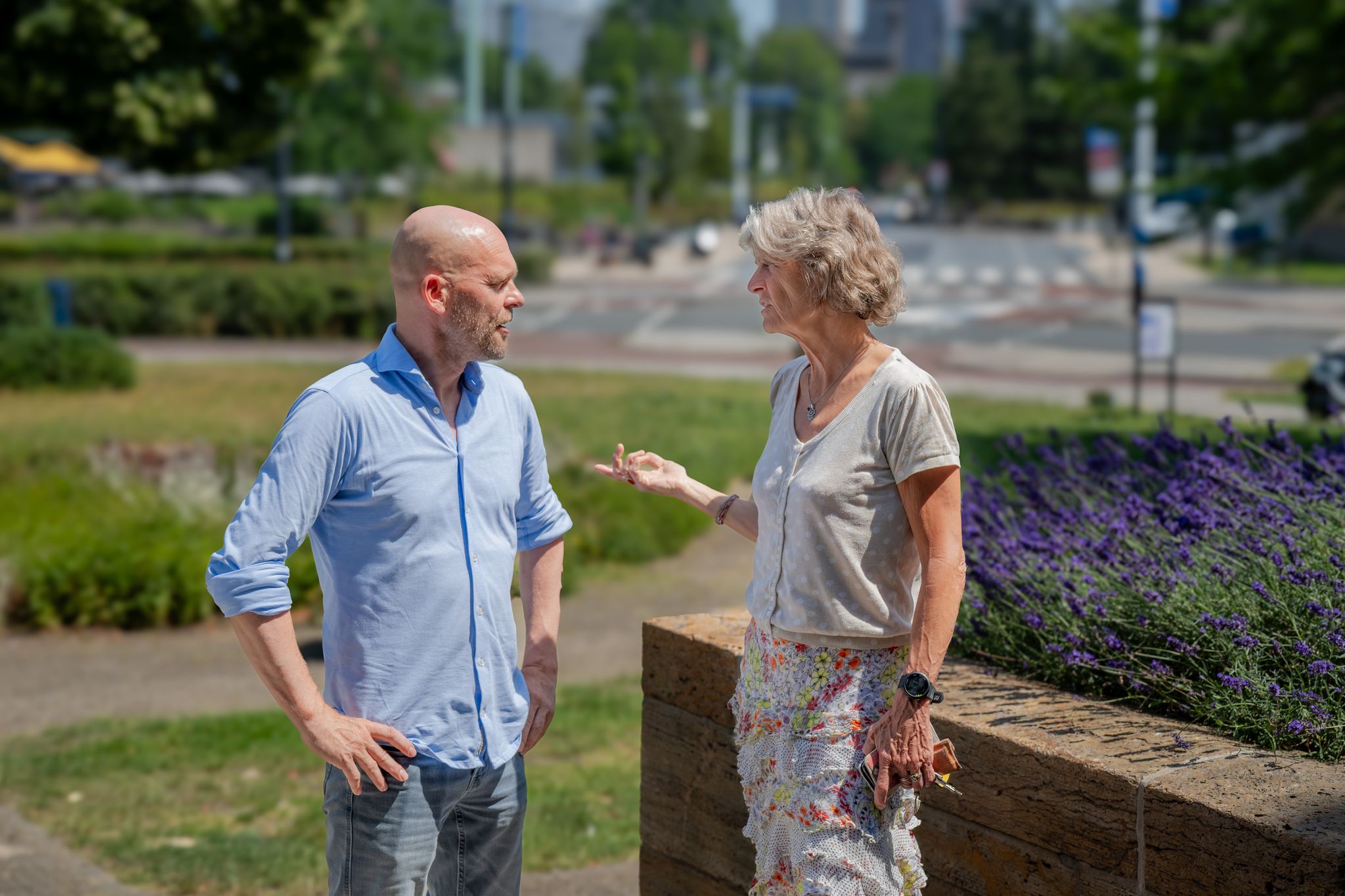 Kitt en Ruud buiten in gesprek