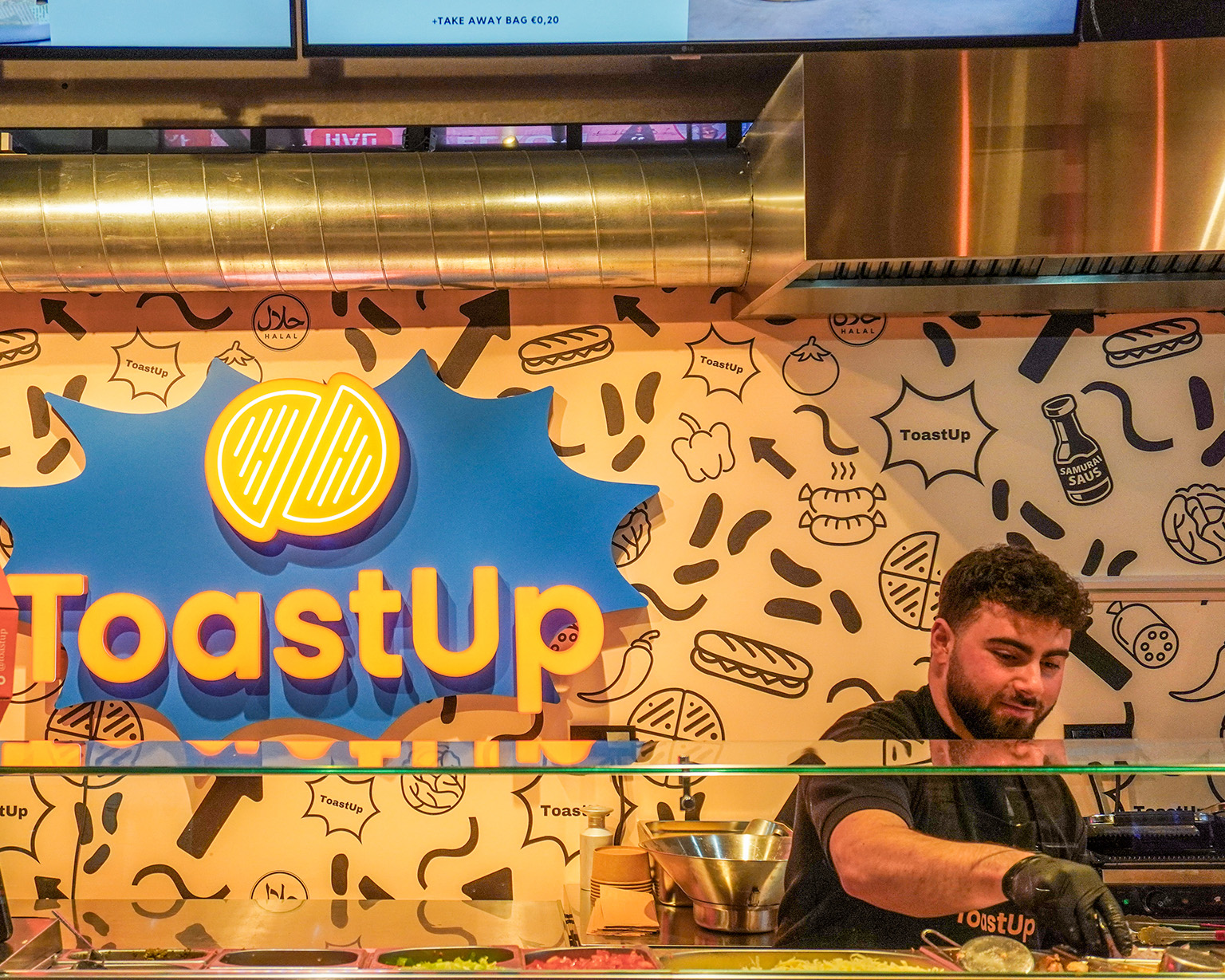 Anil Cilek in zijn marktkraam in de Markthal met zijn concept Toast-Up