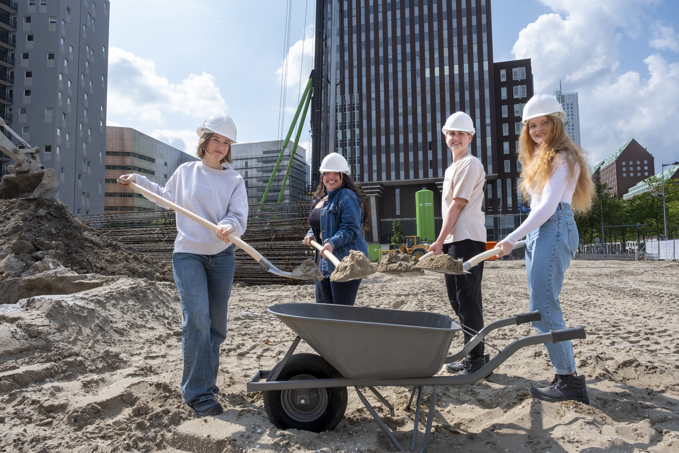 eerste schop nieuwe schoolcomplex