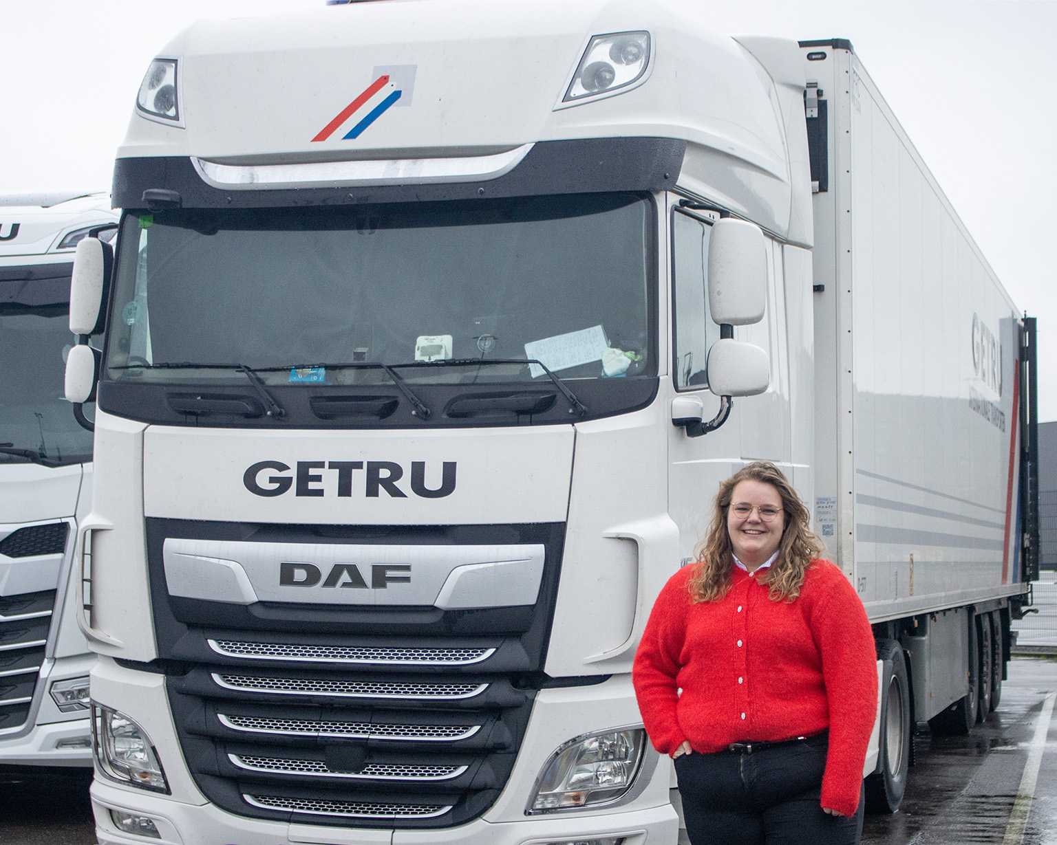 Alumnus Megan van der Meer bij een vrachtwagen van Getru