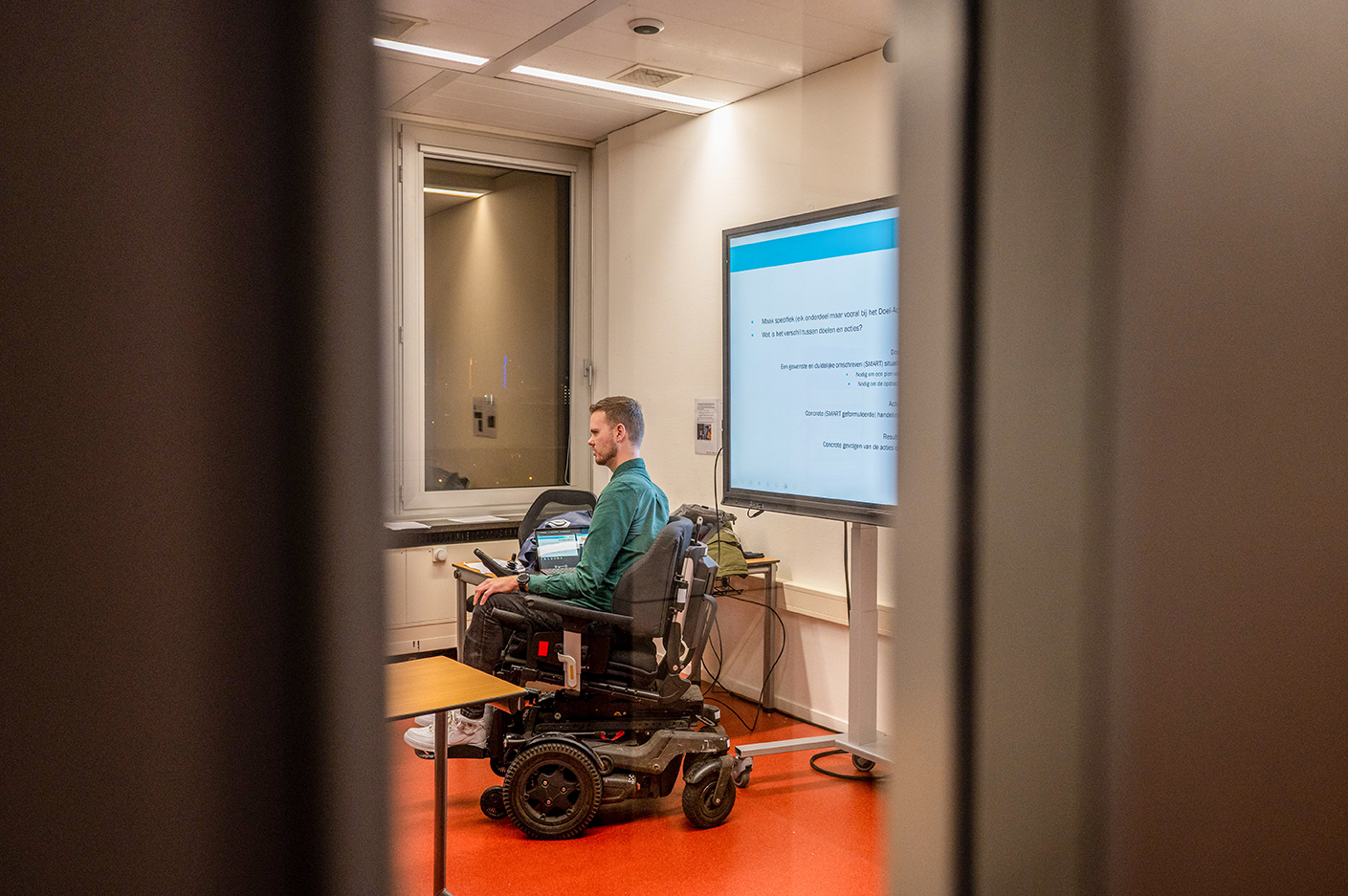 Jens voor de klas tijdens zijn keuzevak &lsquo;Omgaan met geld, nooit meer rood&rsquo;