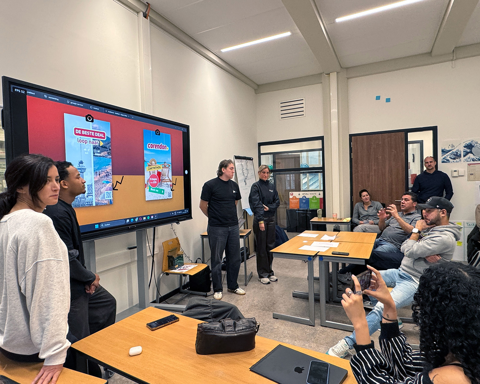 Corendon op bezoek bij Rotterdam Academy voor de eindresultaten van deze periode. 