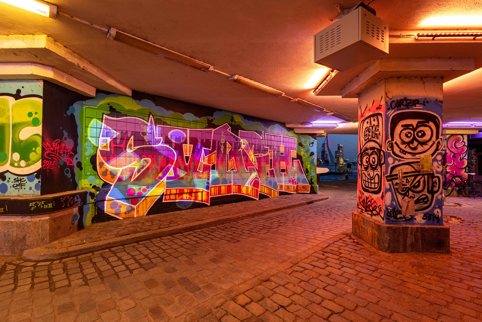 Op de foto zie je de levende flipperkast in actie. Een projectie van licht over de reeds aanwezige graffitikunst.