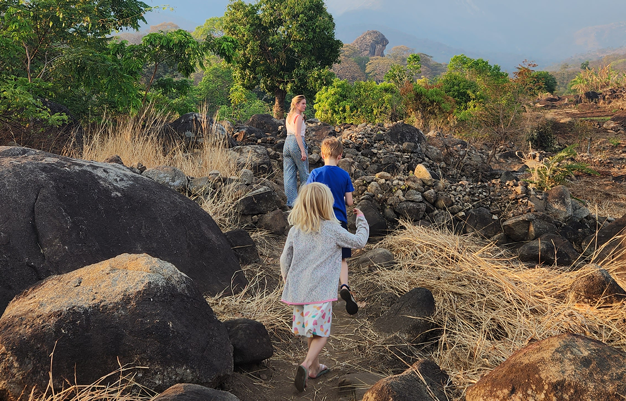 Renee en kinderen aan het wandelen op berg Mulanje in Malawi