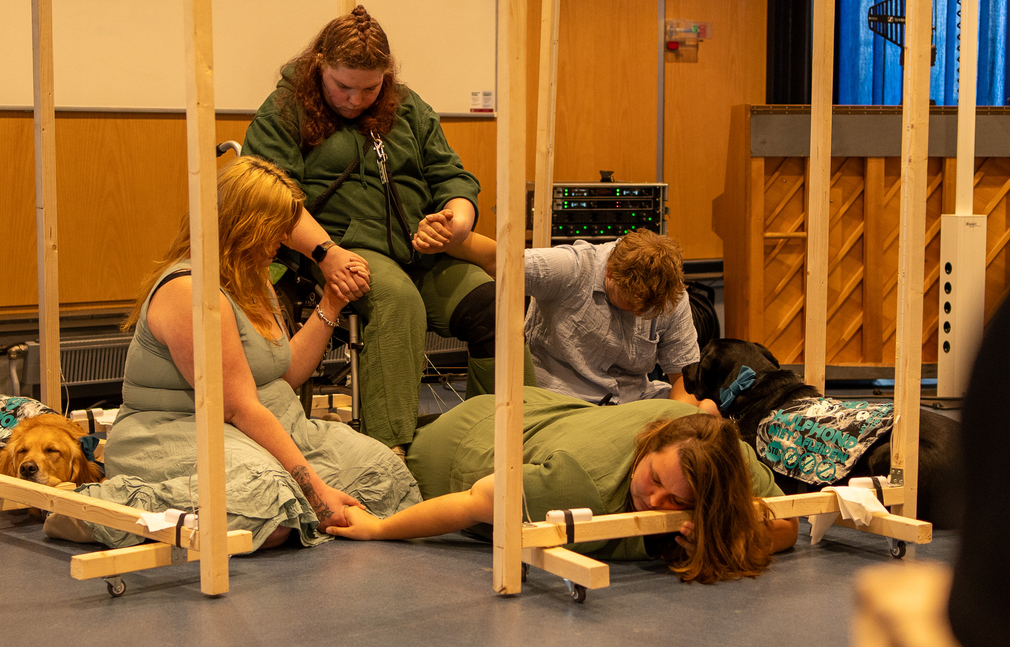 Een scene uit de theatervoorstelling Mistkind waarin jongeren elkaars handen vasthouden in verschillende houdingen