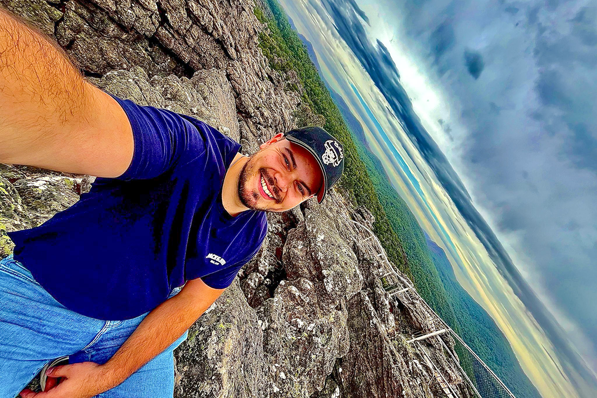Selfie van Mike op het hoogtepunt van een van zijn hikes.